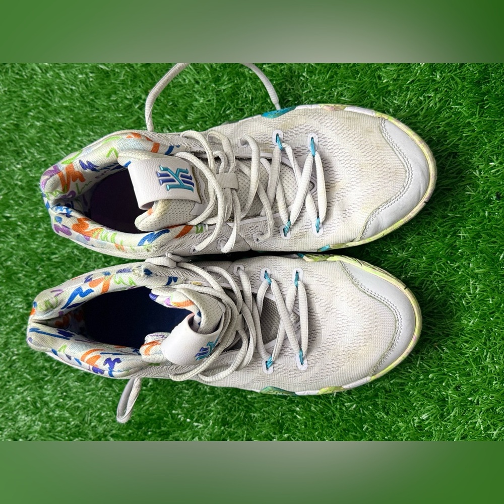 Nike Boys Kyrie 4 AA2897-902‎ White Basketball Shoes Sneakers Size 7Y